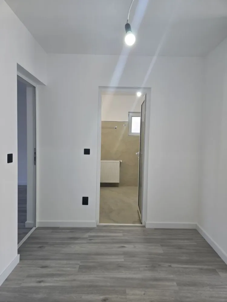 BRASADAS vinde ap finisat 3 cam la PARTER. - Agentia Imobiliara BRASADAS vinde apartament 3 camere și cămară, parter, finisat, izolat interior (dormitoare, tavan, șapă) cu Isoflect și exterior, suprafața totală 93,13 mp, 76,54 mp utili, două băi, situat în Satu Mare str. Petre Ispirescu, zonă liniștită, stradă recent reabilitată. Apartamentul este situat într-un imobil cu 6 apartamente, curte interioară cu barbeque personal și spațiu verde în fața și spatele imobilului, garaj individual, loc de parcare aprobat de primărie în fața imobilului. A fost renovat complet instalație electrică nouă, pozată pe trasee, siguranțe separate pentru marii consumatori (mașină de spălat vase și haine, plită, cuptor,climă), prize, inclusiv pentru internet și întrerupătoare marca Schneider), centrală nouă Immergaz, calorifere triple Purmo. Ușa este nouă, marca HISEC, cu multiple sisteme de blocare, geamuri termopane tripane, produse de Geiger Satu Mare. Scara este îngrijită, acces în curte cu interfon, poartă electrică cu telecomandă. Bucătăria are faianță italiană, băile sunt refăcute cu microciment, vasele de toaletă sunt cele cu tehnică de clătire turboflush, capac și colac cu amortizare, bideul, robineții, chiuveta și oglinda cu led sunt italiene, rezistente la calcar. Cabina de duș are sticlă securizată, vana a fost făcută pe comandă. Parchetul este triplustratificat, rezistent la apă, are aplicată izolație sub el. Există și proiect integrat de mobilier pentru tot apartamentul, poate fi pus la dispoziția cumpărătorului. Interesat de schimb cu apartament în București, zona Iuliu Maniu, Politehnică sau în apropiere de stație de metrou. Www.brasadas.com.