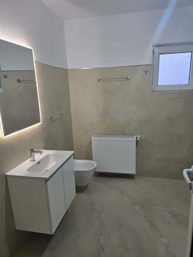BRASADAS vinde ap finisat 3 cam la PARTER. - Agentia Imobiliara BRASADAS vinde apartament 3 camere și cămară, parter, finisat, izolat interior (dormitoare, tavan, șapă) cu Isoflect și exterior, suprafața totală 93,13 mp, 76,54 mp utili, două băi, situat în Satu Mare str. Petre Ispirescu, zonă liniștită, stradă recent reabilitată. Apartamentul este situat într-un imobil cu 6 apartamente, curte interioară cu barbeque personal și spațiu verde în fața și spatele imobilului, garaj individual, loc de parcare aprobat de primărie în fața imobilului. A fost renovat complet instalație electrică nouă, pozată pe trasee, siguranțe separate pentru marii consumatori (mașină de spălat vase și haine, plită, cuptor,climă), prize, inclusiv pentru internet și întrerupătoare marca Schneider), centrală nouă Immergaz, calorifere triple Purmo. Ușa este nouă, marca HISEC, cu multiple sisteme de blocare, geamuri termopane tripane, produse de Geiger Satu Mare. Scara este îngrijită, acces în curte cu interfon, poartă electrică cu telecomandă. Bucătăria are faianță italiană, băile sunt refăcute cu microciment, vasele de toaletă sunt cele cu tehnică de clătire turboflush, capac și colac cu amortizare, bideul, robineții, chiuveta și oglinda cu led sunt italiene, rezistente la calcar. Cabina de duș are sticlă securizată, vana a fost făcută pe comandă. Parchetul este triplustratificat, rezistent la apă, are aplicată izolație sub el. Există și proiect integrat de mobilier pentru tot apartamentul, poate fi pus la dispoziția cumpărătorului. Interesat de schimb cu apartament în București, zona Iuliu Maniu, Politehnică sau în apropiere de stație de metrou. Www.brasadas.com.