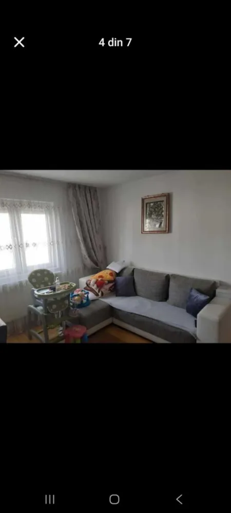 Vand apartament cu 2 camere etajul 3 - Vând apartament cu doua camere, strada Prahova, zona spitalul județean, et.3,izolat, mobilat, utilat, loc de parcare inclus. Lângă bloc este grădinița,creșă, piața, etc. Prețul este în euro.