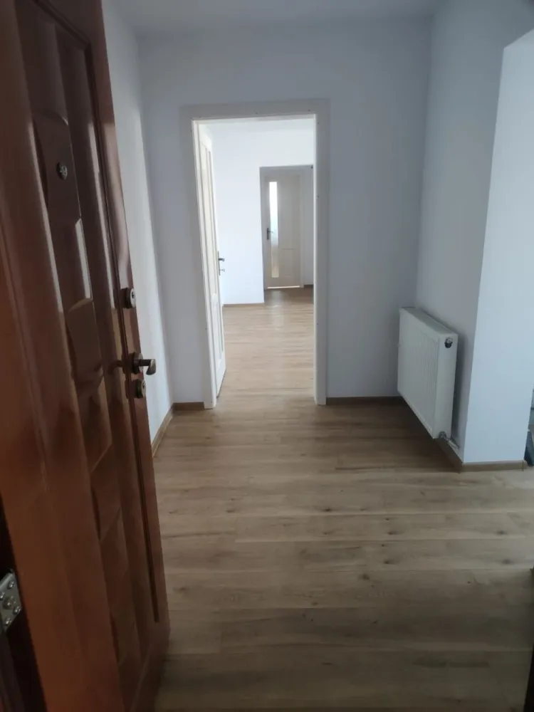 BRASADAS vinde ap 2 cam etaj 4/4 in Micro 16. - Agentia Imobiliara BRASADAS vinde apartament cu două camere în spate la Poiana Codrului și la câțiva pași de școala generală Avram Iancu la etajul patru cu acoperiș și pod bine făcut. Apartamentul este complet renovat. Instalație sanitară schimbată Instalație electrică schimbată Centrală nouă cu calorifere noi și țevi de cupru Termopane noi și balcon închis parțial Plasă de țânțari și jaluzele din aluminiu Uși făcute la comandă, din lemn Parchet de calitate Blocul este izolat exterior Www.brasadas.com.