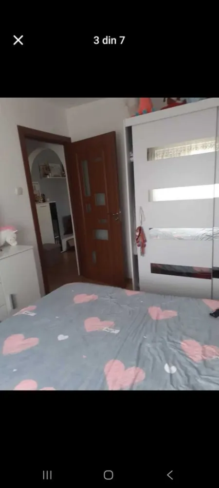 Vand apartament cu 2 camere etajul 3 - Vând apartament cu doua camere, strada Prahova, zona spitalul județean, et.3,izolat, mobilat, utilat, loc de parcare inclus. Lângă bloc este grădinița,creșă, piața, etc. Prețul este în euro.
