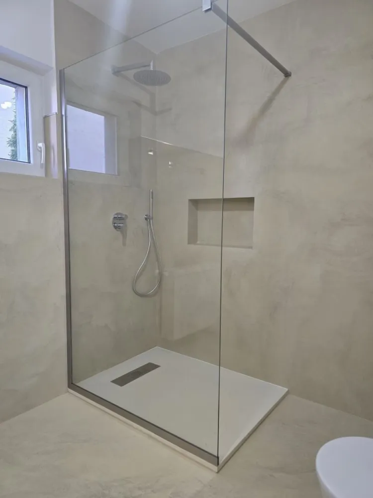 BRASADAS vinde ap finisat 3 cam la PARTER. - Agentia Imobiliara BRASADAS vinde apartament 3 camere și cămară, parter, finisat, izolat interior (dormitoare, tavan, șapă) cu Isoflect și exterior, suprafața totală 93,13 mp, 76,54 mp utili, două băi, situat în Satu Mare str. Petre Ispirescu, zonă liniștită, stradă recent reabilitată. Apartamentul este situat într-un imobil cu 6 apartamente, curte interioară cu barbeque personal și spațiu verde în fața și spatele imobilului, garaj individual, loc de parcare aprobat de primărie în fața imobilului. A fost renovat complet instalație electrică nouă, pozată pe trasee, siguranțe separate pentru marii consumatori (mașină de spălat vase și haine, plită, cuptor,climă), prize, inclusiv pentru internet și întrerupătoare marca Schneider), centrală nouă Immergaz, calorifere triple Purmo. Ușa este nouă, marca HISEC, cu multiple sisteme de blocare, geamuri termopane tripane, produse de Geiger Satu Mare. Scara este îngrijită, acces în curte cu interfon, poartă electrică cu telecomandă. Bucătăria are faianță italiană, băile sunt refăcute cu microciment, vasele de toaletă sunt cele cu tehnică de clătire turboflush, capac și colac cu amortizare, bideul, robineții, chiuveta și oglinda cu led sunt italiene, rezistente la calcar. Cabina de duș are sticlă securizată, vana a fost făcută pe comandă. Parchetul este triplustratificat, rezistent la apă, are aplicată izolație sub el. Există și proiect integrat de mobilier pentru tot apartamentul, poate fi pus la dispoziția cumpărătorului. Interesat de schimb cu apartament în București, zona Iuliu Maniu, Politehnică sau în apropiere de stație de metrou. Www.brasadas.com.