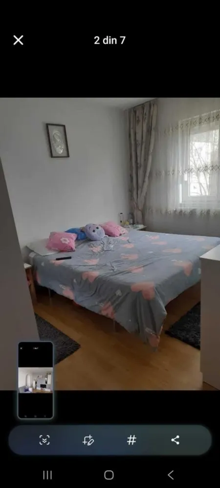 Vand apartament cu 2 camere etajul 3 - Vând apartament cu doua camere, strada Prahova, zona spitalul județean, et.3,izolat, mobilat, utilat, loc de parcare inclus. Lângă bloc este grădinița,creșă, piața, etc. Prețul este în euro.