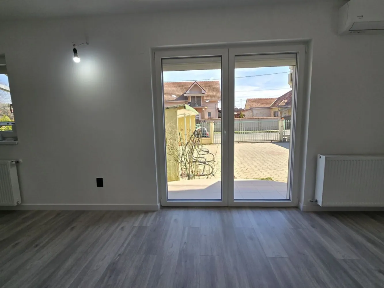 BRASADAS vinde ap finisat 3 cam la PARTER. - Agentia Imobiliara BRASADAS vinde apartament 3 camere și cămară, parter, finisat, izolat interior (dormitoare, tavan, șapă) cu Isoflect și exterior, suprafața totală 93,13 mp, 76,54 mp utili, două băi, situat în Satu Mare str. Petre Ispirescu, zonă liniștită, stradă recent reabilitată. Apartamentul este situat într-un imobil cu 6 apartamente, curte interioară cu barbeque personal și spațiu verde în fața și spatele imobilului, garaj individual, loc de parcare aprobat de primărie în fața imobilului. A fost renovat complet instalație electrică nouă, pozată pe trasee, siguranțe separate pentru marii consumatori (mașină de spălat vase și haine, plită, cuptor,climă), prize, inclusiv pentru internet și întrerupătoare marca Schneider), centrală nouă Immergaz, calorifere triple Purmo. Ușa este nouă, marca HISEC, cu multiple sisteme de blocare, geamuri termopane tripane, produse de Geiger Satu Mare. Scara este îngrijită, acces în curte cu interfon, poartă electrică cu telecomandă. Bucătăria are faianță italiană, băile sunt refăcute cu microciment, vasele de toaletă sunt cele cu tehnică de clătire turboflush, capac și colac cu amortizare, bideul, robineții, chiuveta și oglinda cu led sunt italiene, rezistente la calcar. Cabina de duș are sticlă securizată, vana a fost făcută pe comandă. Parchetul este triplustratificat, rezistent la apă, are aplicată izolație sub el. Există și proiect integrat de mobilier pentru tot apartamentul, poate fi pus la dispoziția cumpărătorului. Interesat de schimb cu apartament în București, zona Iuliu Maniu, Politehnică sau în apropiere de stație de metrou. Www.brasadas.com.