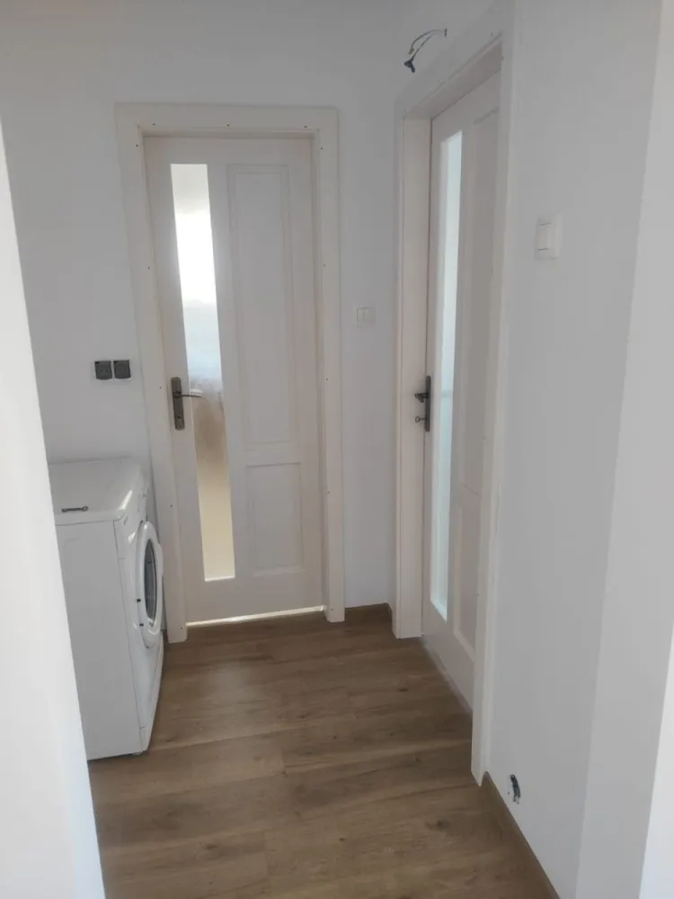 BRASADAS vinde ap 2 cam etaj 4/4 in Micro 16. - Agentia Imobiliara BRASADAS vinde apartament cu două camere în spate la Poiana Codrului și la câțiva pași de școala generală Avram Iancu la etajul patru cu acoperiș și pod bine făcut. Apartamentul este complet renovat. Instalație sanitară schimbată Instalație electrică schimbată Centrală nouă cu calorifere noi și țevi de cupru Termopane noi și balcon închis parțial Plasă de țânțari și jaluzele din aluminiu Uși făcute la comandă, din lemn Parchet de calitate Blocul este izolat exterior Www.brasadas.com.