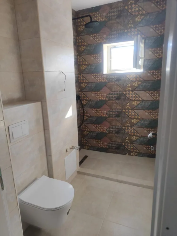 BRASADAS vinde ap 2 cam etaj 4/4 in Micro 16. - Agentia Imobiliara BRASADAS vinde apartament cu două camere în spate la Poiana Codrului și la câțiva pași de școala generală Avram Iancu la etajul patru cu acoperiș și pod bine făcut. Apartamentul este complet renovat. Instalație sanitară schimbată Instalație electrică schimbată Centrală nouă cu calorifere noi și țevi de cupru Termopane noi și balcon închis parțial Plasă de țânțari și jaluzele din aluminiu Uși făcute la comandă, din lemn Parchet de calitate Blocul este izolat exterior Www.brasadas.com.