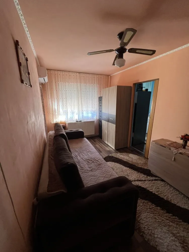 Apartament cu doua camere zona micro 14 - Se vinde acest apartament cu doua camere in zona micro 14 langa sectia de politie. In imprejurime se afla gradinita, scoala, parc, profi, penny, iar toate acestea sunt la 5 minute de mers pe jos. Apartamentul vine cu urmatoarele facilitati: -centrala -geamuri termopane cu jaluzele -aer conditionat -usa metalica la intrare -gresie, faianta -izolatie exterioara 10cm -parchet laminat Apartamentul nu necesita nici o investitie. Nu accept vanzarea prin prima casa. Nu raspund la mesaje pe olx, doar la numarul de telefon.