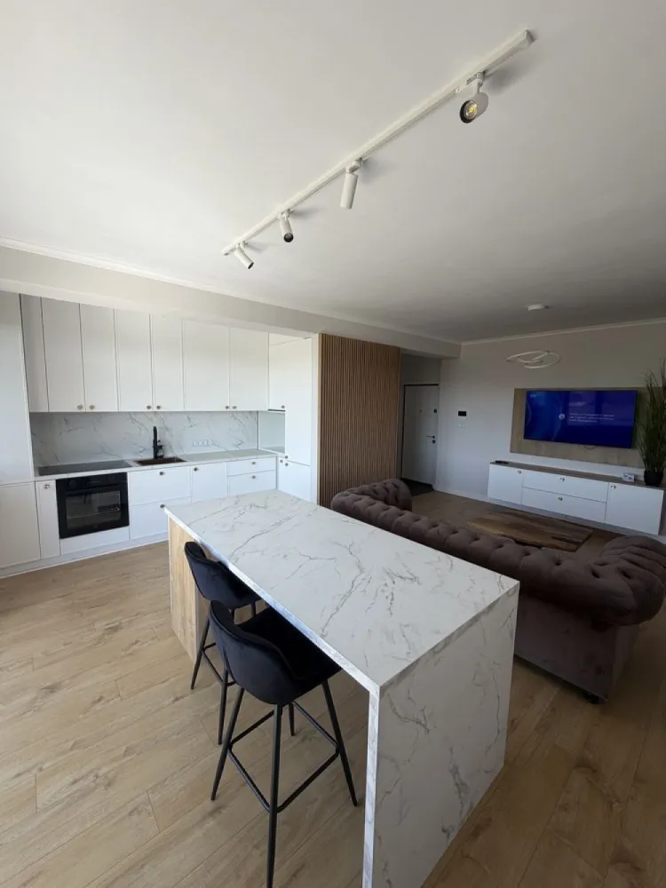BRASADAS vinde ap Modern 2 cam 65 mp Bloc Nou Semicentral. - Agentia Imobiliara BRASADAS vinde apartament NOU prima utilizare! Acest apartament cu 2 camere are o suprafață de 65 mp inclus terasa. Se află la etajul 2 și dispune de finisaje și dotări de înaltă calitate. Locația este ideală, în apropierea centrului orașului. Vei găsi restaurante, cafenele și baruri la distanță mică. Parcurile precum Parcul Promenada Someș și Parcul Central sunt la câțiva pași. De asemenea, transportul public este accesibil, cu stații de autobuz în apropiere. www.brasadas.com.