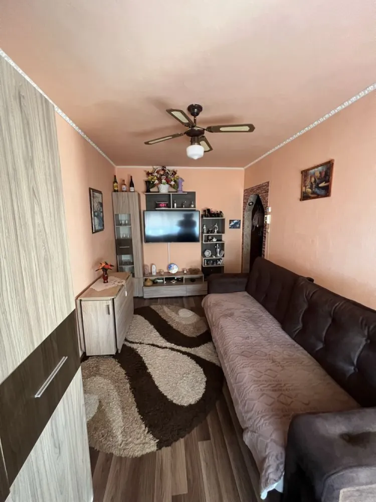 Apartament cu doua camere zona micro 14 - Se vinde acest apartament cu doua camere in zona micro 14 langa sectia de politie. In imprejurime se afla gradinita, scoala, parc, profi, penny, iar toate acestea sunt la 5 minute de mers pe jos. Apartamentul vine cu urmatoarele facilitati: -centrala -geamuri termopane cu jaluzele -aer conditionat -usa metalica la intrare -gresie, faianta -izolatie exterioara 10cm -parchet laminat Apartamentul nu necesita nici o investitie. Nu accept vanzarea prin prima casa. Nu raspund la mesaje pe olx, doar la numarul de telefon.