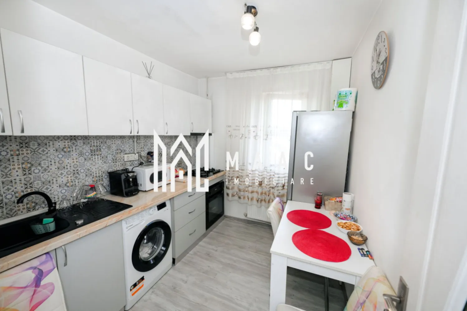 Garsoniera Moderna 25MP | Etaj 3 - MAAC Imobiliare vă propune spre vânzare o garsoniera moderna, situata in zona Nord, in vecinatatea complexului Dovali. Proprietatea are o suprafață totala de 25 MP, se afla la etajul 3 al unui bloc P+4. Este o alegere ideală pentru tineri aflați la început de drum sau ca investiție si este pretabil pentru inchiriere. Garsoniera se preda mobilat si utilat ca in fotografiile de prezentare Garsoniera a fost renovata integral: -tamplarie schimbata, -instalatie sanitara inlocuita -glet si vopsea lavabila -baie modernnizata -bucatarie complet mobilata si utilata -parchet modern 📞 Pentru mai multe detalii și programarea unei vizionări, contactați echipa MAAC Imobiliare Râmnicu Vâlcea. - CP2785726 }}