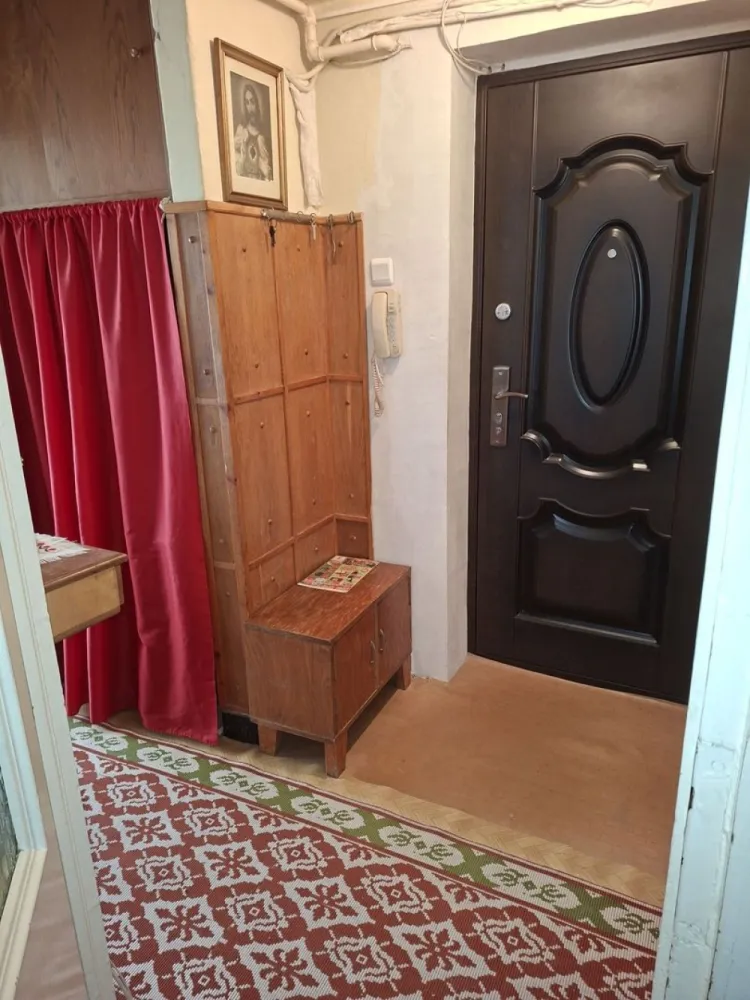 BRASADAS vinde apartament cu 2 cam etaj 3 Botizului. - Agentia Imobiliara BRASADAS vinde apartament cu 2 camere decomandat, situat la etajul 3, într-un bloc solid din cărămidă, pe Strada Botizului. Apartamentul are o suprafață de 55 mp, dispune de balcon,debara la bucatarie și boxă de beci uscat, ideală pentru depozitare. Locuința este dotată cu centrală termică aproape nouă și ferestre termopan, oferind confort și eficiență energetică. Deși blocul este situat pe Strada Botizului, apartamentul nu are vedere directă spre stradă, ceea ce oferă liniște și mai puțin zgomot. Un mare avantaj al zonei este poziționarea: grădinița și școala se află chiar în spatele blocului, fiind ideal pentru familii cu copii si magazin chiar in scara blocului la parter! Apartamentul oferă posibilitatea de renovare și amenajare după propriul gust, fiind o alegere foarte bună atât pentru locuit, cât și pentru investiție. Www.brasadas.com.