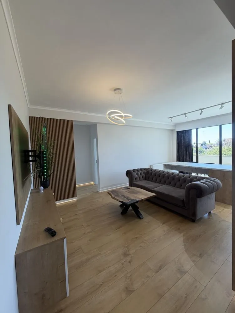 BRASADAS vinde ap Modern 2 cam 65 mp Bloc Nou Semicentral. - Agentia Imobiliara BRASADAS vinde apartament NOU prima utilizare! Acest apartament cu 2 camere are o suprafață de 65 mp inclus terasa. Se află la etajul 2 și dispune de finisaje și dotări de înaltă calitate. Locația este ideală, în apropierea centrului orașului. Vei găsi restaurante, cafenele și baruri la distanță mică. Parcurile precum Parcul Promenada Someș și Parcul Central sunt la câțiva pași. De asemenea, transportul public este accesibil, cu stații de autobuz în apropiere. www.brasadas.com.