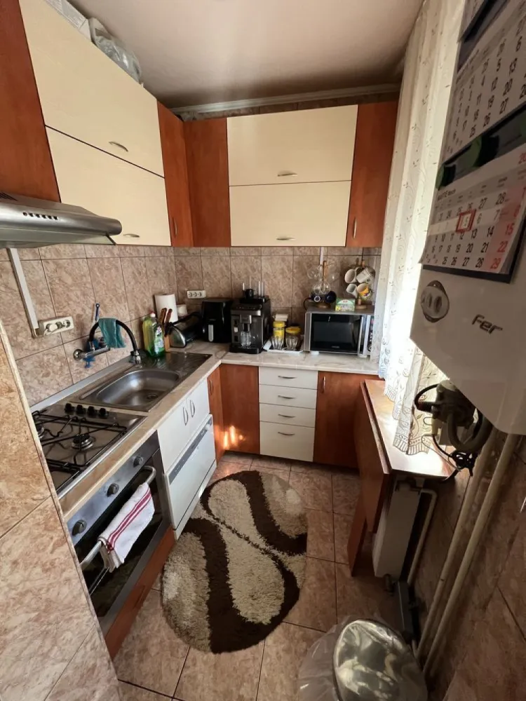 Apartament cu doua camere zona micro 14 - Se vinde acest apartament cu doua camere in zona micro 14 langa sectia de politie. In imprejurime se afla gradinita, scoala, parc, profi, penny, iar toate acestea sunt la 5 minute de mers pe jos. Apartamentul vine cu urmatoarele facilitati: -centrala -geamuri termopane cu jaluzele -aer conditionat -usa metalica la intrare -gresie, faianta -izolatie exterioara 10cm -parchet laminat Apartamentul nu necesita nici o investitie. Nu accept vanzarea prin prima casa. Nu raspund la mesaje pe olx, doar la numarul de telefon.