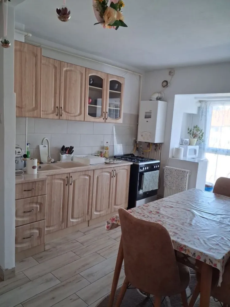 BRASADAS vinde ap 2 cam etaj 4/4 in Carpati 2. - Agentia Imobiliara BRASADAS vinde apartament cu doua camere situat la etajul 4/4 in Carpati 2 cu suprafatâ generoasâ de 61mp este foarte luminos si bine întretinut. Bucâtârie mare cu balcon închis termopan. Al doilea balcon deschis. Hol generos baie si o câmarâ/spais utilâ. Geamuri termopan si usa metalicâla intrare. Www.brasadas.com.