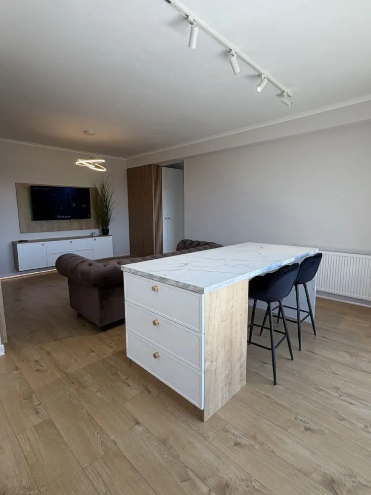 BRASADAS vinde ap Modern 2 cam 65 mp Bloc Nou Semicentral. - Agentia Imobiliara BRASADAS vinde apartament NOU prima utilizare! Acest apartament cu 2 camere are o suprafață de 65 mp inclus terasa. Se află la etajul 2 și dispune de finisaje și dotări de înaltă calitate. Locația este ideală, în apropierea centrului orașului. Vei găsi restaurante, cafenele și baruri la distanță mică. Parcurile precum Parcul Promenada Someș și Parcul Central sunt la câțiva pași. De asemenea, transportul public este accesibil, cu stații de autobuz în apropiere. www.brasadas.com.