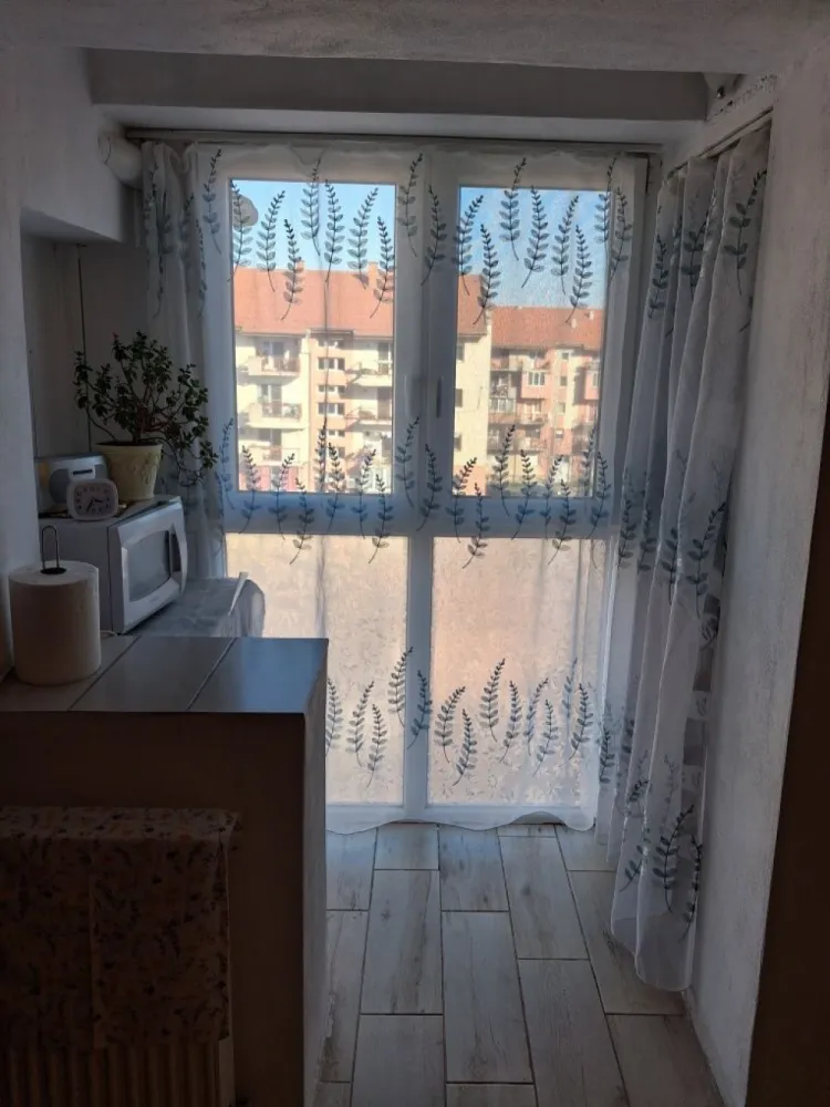 BRASADAS vinde ap 2 cam etaj 4/4 in Carpati 2. - Agentia Imobiliara BRASADAS vinde apartament cu doua camere situat la etajul 4/4 in Carpati 2 cu suprafatâ generoasâ de 61mp este foarte luminos si bine întretinut. Bucâtârie mare cu balcon închis termopan. Al doilea balcon deschis. Hol generos baie si o câmarâ/spais utilâ. Geamuri termopan si usa metalicâla intrare. Www.brasadas.com.
