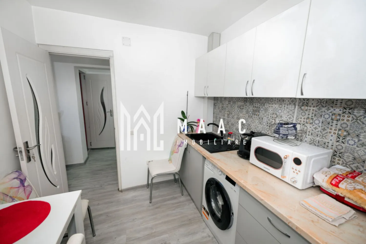 Garsoniera Moderna 25MP | Etaj 3 - MAAC Imobiliare vă propune spre vânzare o garsoniera moderna, situata in zona Nord, in vecinatatea complexului Dovali. Proprietatea are o suprafață totala de 25 MP, se afla la etajul 3 al unui bloc P+4. Este o alegere ideală pentru tineri aflați la început de drum sau ca investiție si este pretabil pentru inchiriere. Garsoniera se preda mobilat si utilat ca in fotografiile de prezentare Garsoniera a fost renovata integral: -tamplarie schimbata, -instalatie sanitara inlocuita -glet si vopsea lavabila -baie modernnizata -bucatarie complet mobilata si utilata -parchet modern 📞 Pentru mai multe detalii și programarea unei vizionări, contactați echipa MAAC Imobiliare Râmnicu Vâlcea. - CP2785726 }}