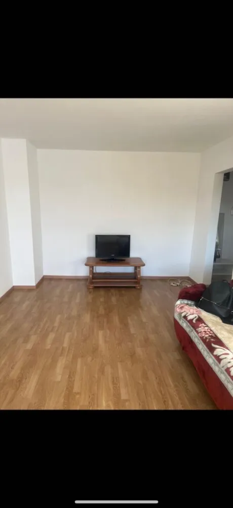 Appartament de vanzare - Agentia Imobiliara BRASADAS vinde apartament cu doua camere, luminos și bine întreținut, situat in Carpati2, la etajul 4 din 4 (fără lift). Detalii generale: • Suprafață utilă bine compartimentată, 2 camere decomandate • Balcon deschis, cu vedere plăcută • Geamuri termopan (2 sticle) • Microcentrală proprie, încălzire pe gaz • Încălzire prin calorifere Dotări: • Bucătărie complet utilată: aragaz, mașină de spălat vase, frigider, mașină de spălat rufe • Dormitor spațios • Cameră de zi luminoasă • Baie cu vană Locație excelentă – zonă liniștită, aproape de magazine, școală și mijloace de transport. Www.brasadas.com.