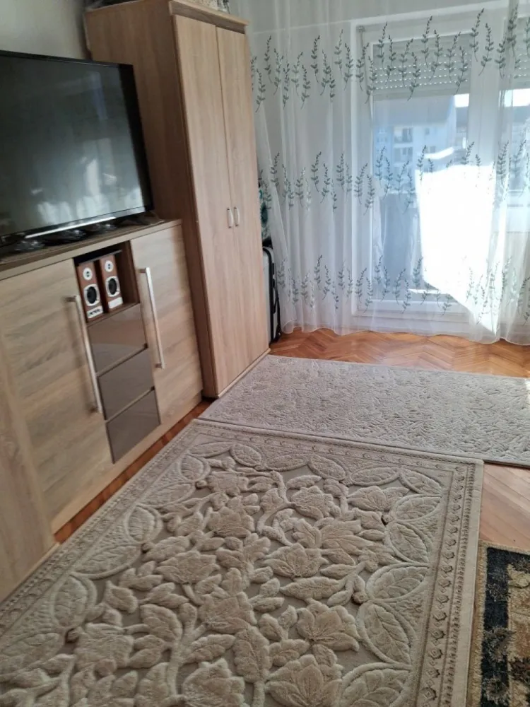 BRASADAS vinde ap 2 cam etaj 4/4 in Carpati 2. - Agentia Imobiliara BRASADAS vinde apartament cu doua camere situat la etajul 4/4 in Carpati 2 cu suprafatâ generoasâ de 61mp este foarte luminos si bine întretinut. Bucâtârie mare cu balcon închis termopan. Al doilea balcon deschis. Hol generos baie si o câmarâ/spais utilâ. Geamuri termopan si usa metalicâla intrare. Www.brasadas.com.