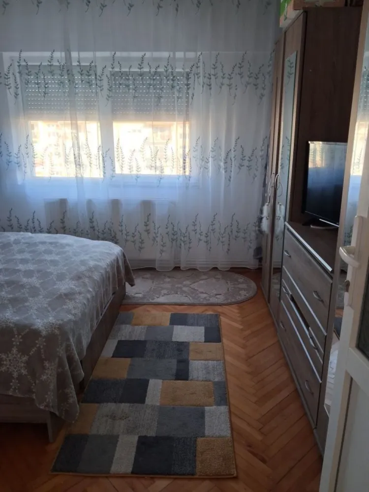 BRASADAS vinde ap 2 cam etaj 4/4 in Carpati 2. - Agentia Imobiliara BRASADAS vinde apartament cu doua camere situat la etajul 4/4 in Carpati 2 cu suprafatâ generoasâ de 61mp este foarte luminos si bine întretinut. Bucâtârie mare cu balcon închis termopan. Al doilea balcon deschis. Hol generos baie si o câmarâ/spais utilâ. Geamuri termopan si usa metalicâla intrare. Www.brasadas.com.