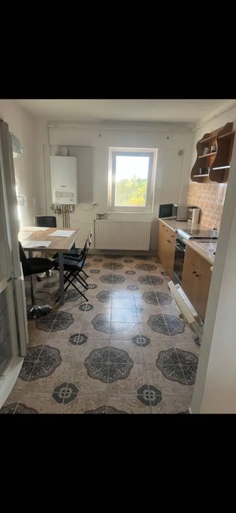 Appartament de vanzare - Agentia Imobiliara BRASADAS vinde apartament cu doua camere, luminos și bine întreținut, situat in Carpati2, la etajul 4 din 4 (fără lift). Detalii generale: • Suprafață utilă bine compartimentată, 2 camere decomandate • Balcon deschis, cu vedere plăcută • Geamuri termopan (2 sticle) • Microcentrală proprie, încălzire pe gaz • Încălzire prin calorifere Dotări: • Bucătărie complet utilată: aragaz, mașină de spălat vase, frigider, mașină de spălat rufe • Dormitor spațios • Cameră de zi luminoasă • Baie cu vană Locație excelentă – zonă liniștită, aproape de magazine, școală și mijloace de transport. Www.brasadas.com.