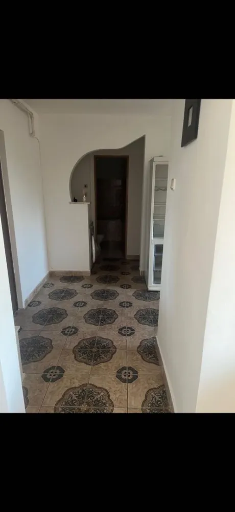 Appartament de vanzare - Agentia Imobiliara BRASADAS vinde apartament cu doua camere, luminos și bine întreținut, situat in Carpati2, la etajul 4 din 4 (fără lift). Detalii generale: • Suprafață utilă bine compartimentată, 2 camere decomandate • Balcon deschis, cu vedere plăcută • Geamuri termopan (2 sticle) • Microcentrală proprie, încălzire pe gaz • Încălzire prin calorifere Dotări: • Bucătărie complet utilată: aragaz, mașină de spălat vase, frigider, mașină de spălat rufe • Dormitor spațios • Cameră de zi luminoasă • Baie cu vană Locație excelentă – zonă liniștită, aproape de magazine, școală și mijloace de transport. Www.brasadas.com.