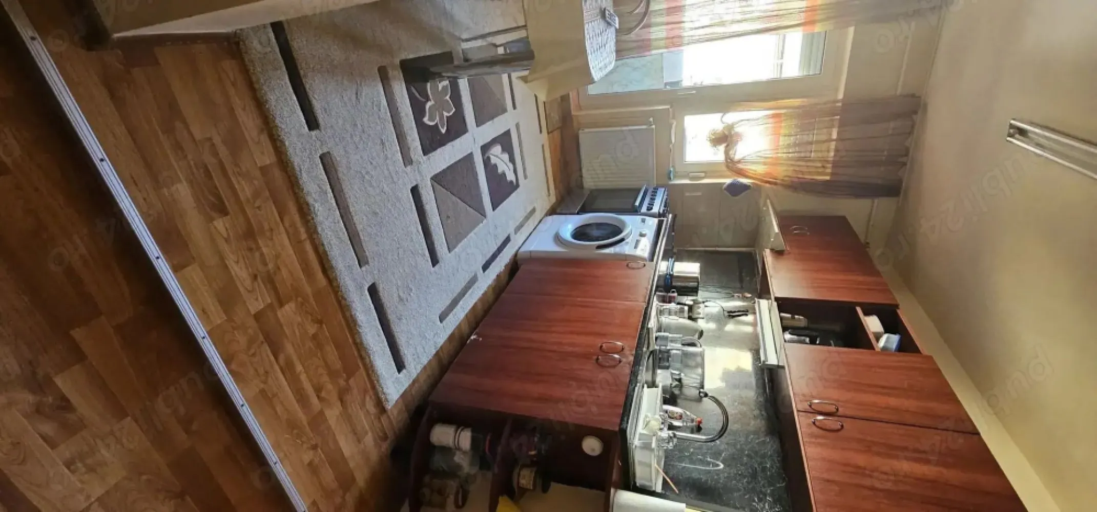 Vand ap 2 cam etaj 3/4 in Carpati II. - Agentia Imobiliara BRASADAS vinde apartament bine intretinut, luminos, intr-o zona linistita , cu spatii verzi, cu acces catre multiple puncte de interes. Bifeaza atat accesibilitate cat si confort prin camere decomandate, bucatarie spatioasa, 2 balcoane mari, o baie incapatoare cu geam pentru o aerisire adecavata, centrala termica , geamuri termopan, aer conditionat, jaluzele exterioare, toate in conditii execeptionale si un plus aparte pentru depozitare un beci spatios si uscat. Www.brasadas.com