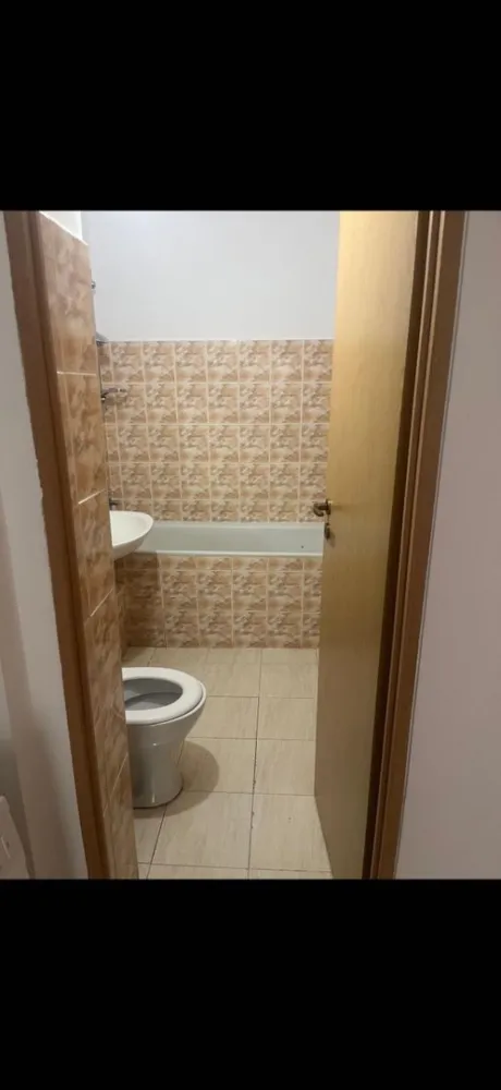Appartament de vanzare - Agentia Imobiliara BRASADAS vinde apartament cu doua camere, luminos și bine întreținut, situat in Carpati2, la etajul 4 din 4 (fără lift). Detalii generale: • Suprafață utilă bine compartimentată, 2 camere decomandate • Balcon deschis, cu vedere plăcută • Geamuri termopan (2 sticle) • Microcentrală proprie, încălzire pe gaz • Încălzire prin calorifere Dotări: • Bucătărie complet utilată: aragaz, mașină de spălat vase, frigider, mașină de spălat rufe • Dormitor spațios • Cameră de zi luminoasă • Baie cu vană Locație excelentă – zonă liniștită, aproape de magazine, școală și mijloace de transport. Www.brasadas.com.
