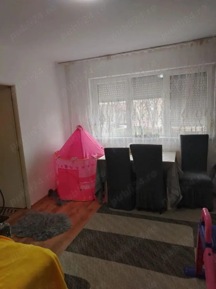 BRASADAS vinde ap 2 cam Al. Prahovei. - Agentia Imobiliara BRASADAS vinde apartament cu 2 camere, baie, bucătărie, balcon interior, semidecomandat, etaj 2/4 pe mijloc, izolat exterior, centrala noua, gresie, faianță, mobilat. Suprafața utila este de 41 mp. Ocupabil imediat, la libera înțelegere între părți. Acceptam varianta de schimb cu, casa in oraș sau in apropiere plus diferența dacă situația o impune. Www.brasadas.com.