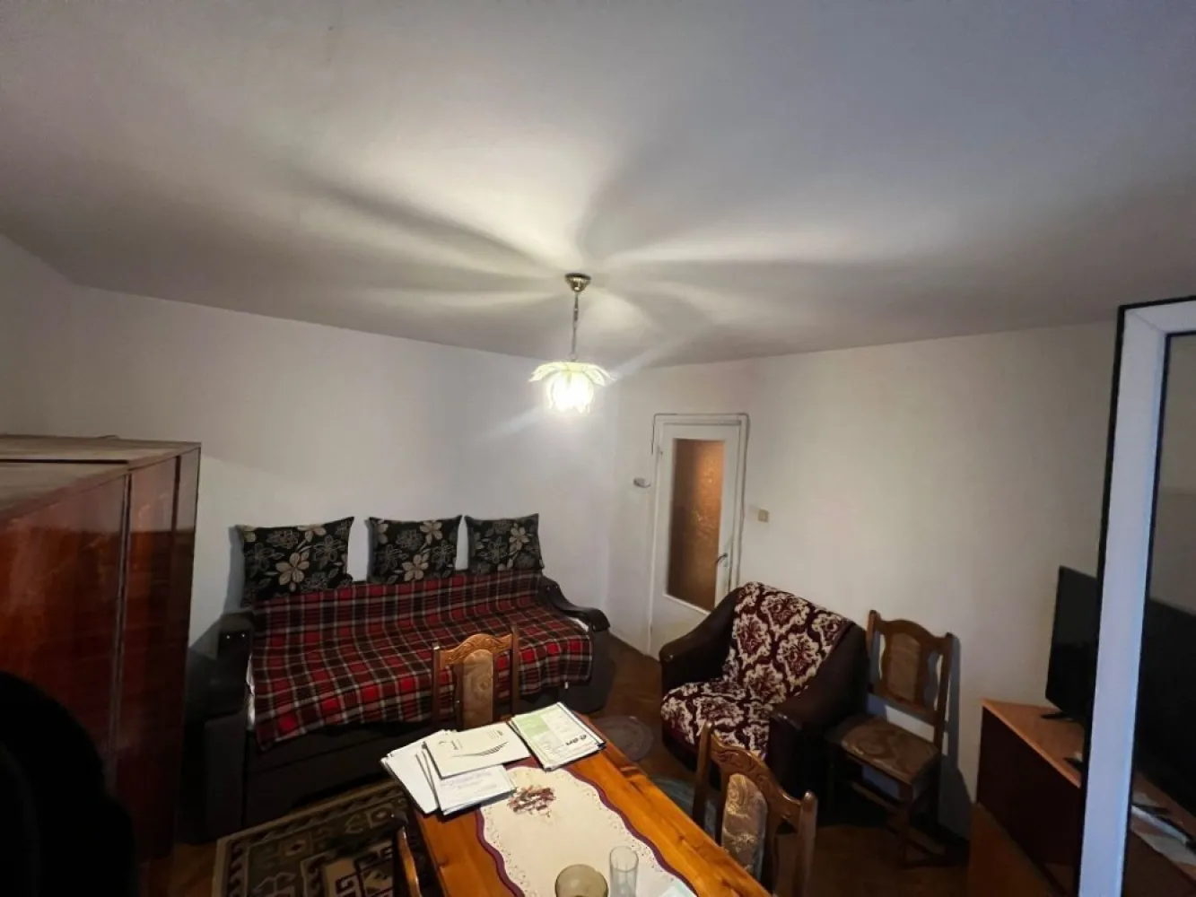 Vand Apartament 2 camere carpati 1 - Vând apartament cu 2 camere, situat în zona Carpați I, una dintre cele mai verzi și liniștite zone ale orașului Satu Mare. Proprietatea se află la etajul 1, fiind ideală atât pentru o familie tânără, cât și pentru persoane în vârstă sau ca investiție pentru închiriere. Detalii principale: • Localizare: Zona Carpați I (aproape de parcuri, școli și magazine). • Etaj: 1 (confort sporit și acces facil). • Compartimentare: Decomandat . • Suprafață: 50 mp. Dotări și avantaje: • Doua balcoane generoase • Confort termic: Microcentrală proprie, usa metalica și geamuri termopan. • Poziționare: Etaj intermediar, ceea ce asigură costuri reduse la întreținere. • Vecinătăți: Zonă foarte liniștită, cu locuri de parcare disponibile în apropierea blocului, aproape de stații de autobuz și supermarketuri. • Stare: necesită renovari. Preț: 62000 € (Negociabil)