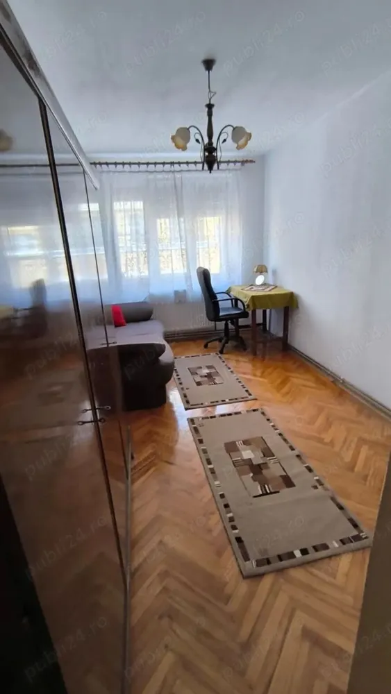 Vând apartament doua camere decomandate zona centrala - Satu Mare, zona centrală, la 250m de parcul central etaj 1 într-un bloc cu parter si 3 etaje Suprafață: 48 mp Preț: 80.000 Compartimentare: - 2 camere decomandate - bucătărie separată cu cămară - baie cu duș și geam de aerisire - hol cu o mică debara - boxă exterioară in curte - balcon Dotări: - centrală termică proprie - geamuri termopan - izolație exterioară - aer condiționat Gata de mutat sau ideal pentru investiție