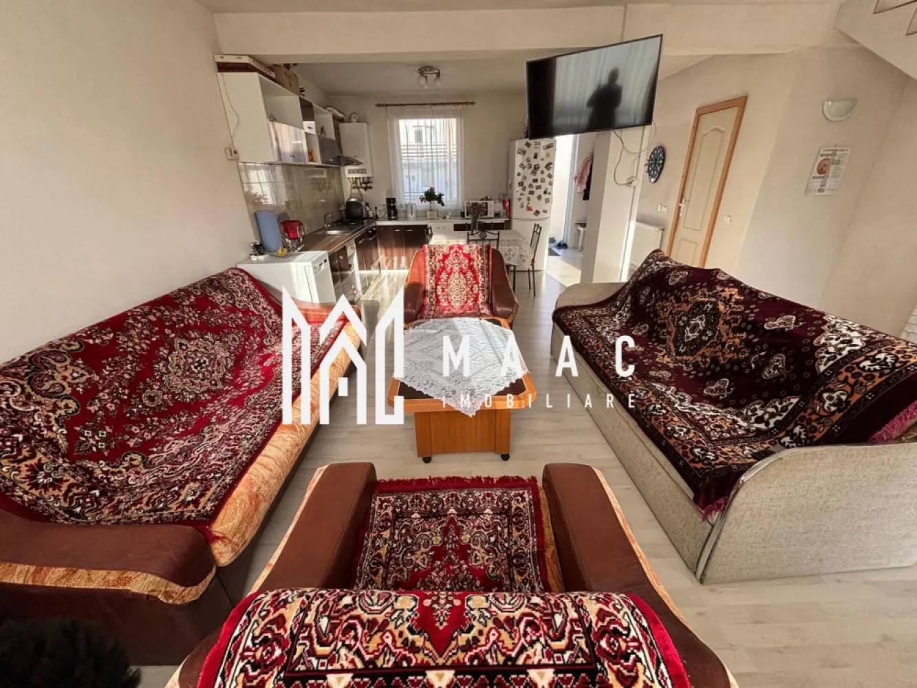 Casă tip înșiruită | 117Mp utili | 136 Mp teren | Arhitectilor - Casă tip înșiruită | 116,52 mp utili | 136 mp teren | 2 locuri parcare | Strada Daniel Renard – Calea Cisnădiei Maac Imobiliare prezintă spre vânzare o casă tip înșiruită, situată pe strada Daniel Renard, într-o zonă liniștită și exclusiv rezidențială, formată doar din case. Proprietatea are o suprafață utilă de 116,52 mp și un teren de 136 mp, oferind un spațiu generos și bine compartimentat, ideal pentru o familie. Compartimentare Parter: Living luminos cu bucătărie open space și ieșire directă în curte Baie de serviciu Debara Etaj: 2 dormitoare spațioase Baie cu cadă și geam pentru aerisire naturală 2 balcoane Mansardă: Spațiu open space, cu posibilitatea de amenajare a unui dormitor și a unei băi (instalațiile sunt deja pregătite) Casa se vinde mobilată și utilată, dispune de 2 locuri de parcare, iar zona oferă liniște, intimitate și acces facil către oraș. Strada este pavată, cu vecini civilizați și construcții noi. Video de prezentare disponibil la cerere. Pentru mai multe informații și programări la vizionare, vă rugăm să menționați ID anunț: CP2785491. }}