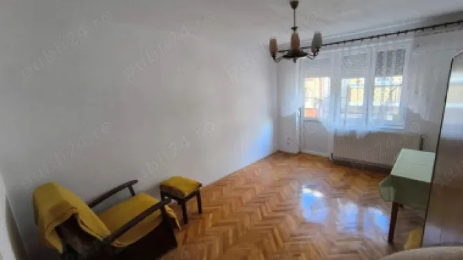 Vând apartament doua camere decomandate zona centrala