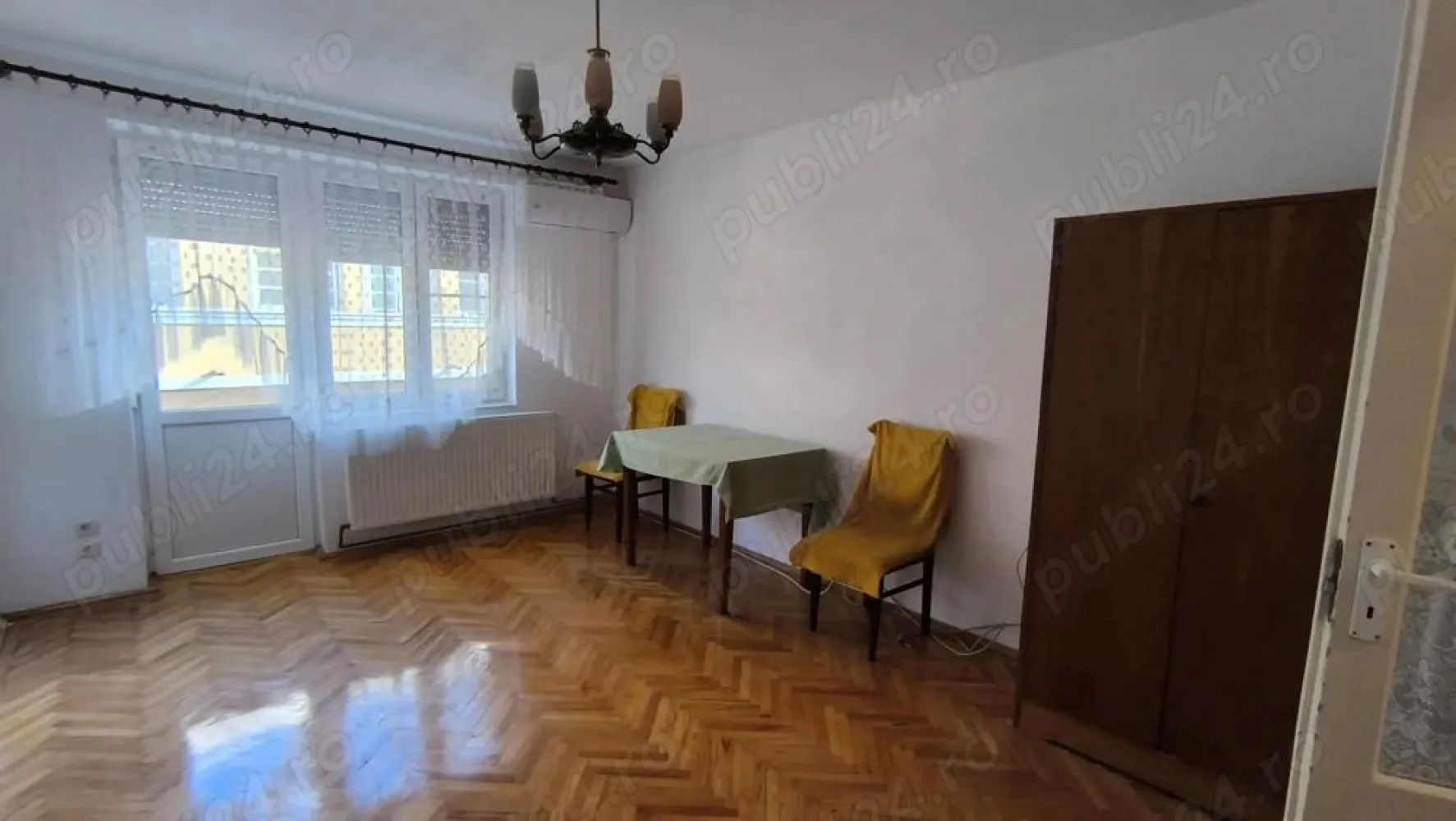 Vând apartament doua camere decomandate zona centrala - Satu Mare, zona centrală, la 250m de parcul central etaj 1 într-un bloc cu parter si 3 etaje Suprafață: 48 mp Preț: 80.000 Compartimentare: - 2 camere decomandate - bucătărie separată cu cămară - baie cu duș și geam de aerisire - hol cu o mică debara - boxă exterioară in curte - balcon Dotări: - centrală termică proprie - geamuri termopan - izolație exterioară - aer condiționat Gata de mutat sau ideal pentru investiție