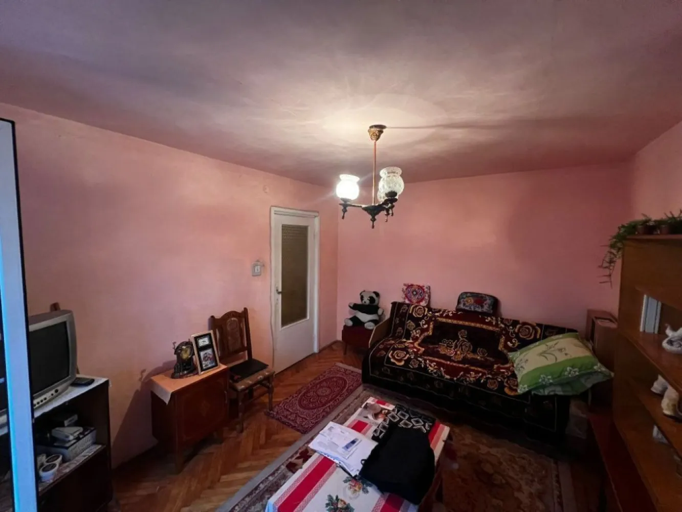 Vand Apartament 2 camere carpati 1 - Vând apartament cu 2 camere, situat în zona Carpați I, una dintre cele mai verzi și liniștite zone ale orașului Satu Mare. Proprietatea se află la etajul 1, fiind ideală atât pentru o familie tânără, cât și pentru persoane în vârstă sau ca investiție pentru închiriere. Detalii principale: • Localizare: Zona Carpați I (aproape de parcuri, școli și magazine). • Etaj: 1 (confort sporit și acces facil). • Compartimentare: Decomandat . • Suprafață: 50 mp. Dotări și avantaje: • Doua balcoane generoase • Confort termic: Microcentrală proprie, usa metalica și geamuri termopan. • Poziționare: Etaj intermediar, ceea ce asigură costuri reduse la întreținere. • Vecinătăți: Zonă foarte liniștită, cu locuri de parcare disponibile în apropierea blocului, aproape de stații de autobuz și supermarketuri. • Stare: necesită renovari. Preț: 62000 € (Negociabil)