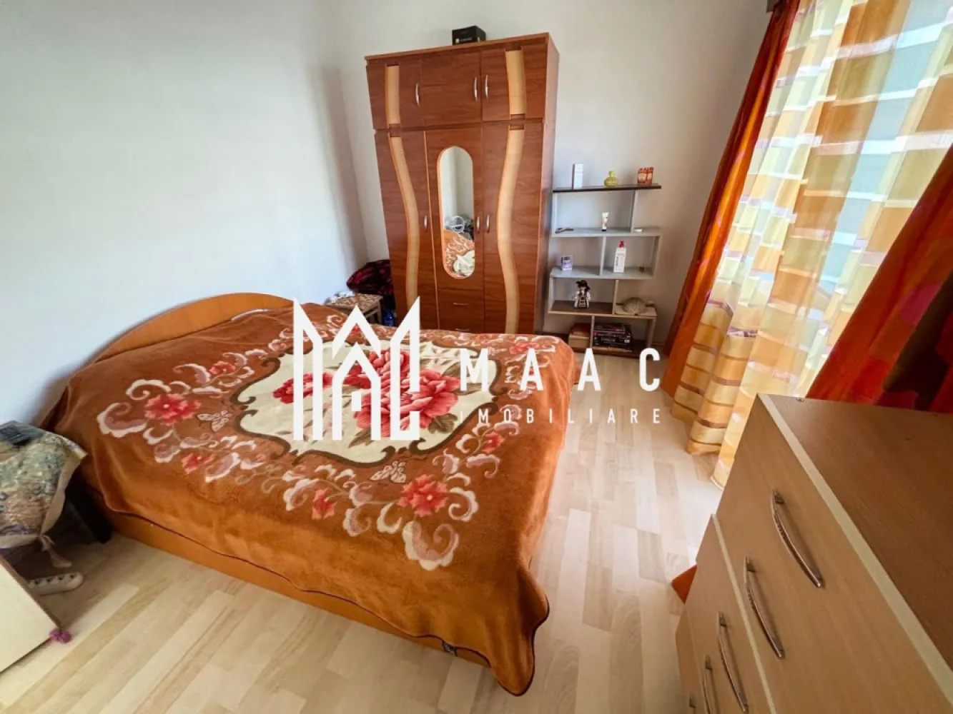 Casă tip înșiruită | 117Mp utili | 136 Mp teren | Arhitectilor - Casă tip înșiruită | 116,52 mp utili | 136 mp teren | 2 locuri parcare | Strada Daniel Renard – Calea Cisnădiei Maac Imobiliare prezintă spre vânzare o casă tip înșiruită, situată pe strada Daniel Renard, într-o zonă liniștită și exclusiv rezidențială, formată doar din case. Proprietatea are o suprafață utilă de 116,52 mp și un teren de 136 mp, oferind un spațiu generos și bine compartimentat, ideal pentru o familie. Compartimentare Parter: Living luminos cu bucătărie open space și ieșire directă în curte Baie de serviciu Debara Etaj: 2 dormitoare spațioase Baie cu cadă și geam pentru aerisire naturală 2 balcoane Mansardă: Spațiu open space, cu posibilitatea de amenajare a unui dormitor și a unei băi (instalațiile sunt deja pregătite) Casa se vinde mobilată și utilată, dispune de 2 locuri de parcare, iar zona oferă liniște, intimitate și acces facil către oraș. Strada este pavată, cu vecini civilizați și construcții noi. Video de prezentare disponibil la cerere. Pentru mai multe informații și programări la vizionare, vă rugăm să menționați ID anunț: CP2785491. }}