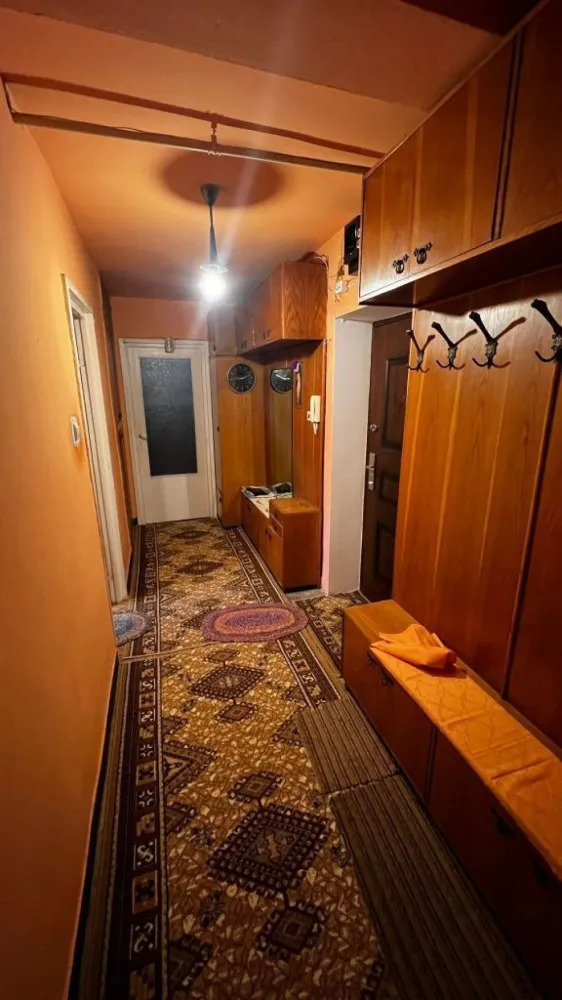 Vand Apartament 2 camere carpati 1 - Vând apartament cu 2 camere, situat în zona Carpați I, una dintre cele mai verzi și liniștite zone ale orașului Satu Mare. Proprietatea se află la etajul 1, fiind ideală atât pentru o familie tânără, cât și pentru persoane în vârstă sau ca investiție pentru închiriere. Detalii principale: • Localizare: Zona Carpați I (aproape de parcuri, școli și magazine). • Etaj: 1 (confort sporit și acces facil). • Compartimentare: Decomandat . • Suprafață: 50 mp. Dotări și avantaje: • Doua balcoane generoase • Confort termic: Microcentrală proprie, usa metalica și geamuri termopan. • Poziționare: Etaj intermediar, ceea ce asigură costuri reduse la întreținere. • Vecinătăți: Zonă foarte liniștită, cu locuri de parcare disponibile în apropierea blocului, aproape de stații de autobuz și supermarketuri. • Stare: necesită renovari. Preț: 62000 € (Negociabil)