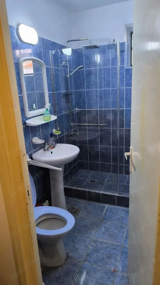 Vând apartament doua camere decomandate zona centrala - Satu Mare, zona centrală, la 250m de parcul central etaj 1 într-un bloc cu parter si 3 etaje Suprafață: 48 mp Preț: 80.000 Compartimentare: - 2 camere decomandate - bucătărie separată cu cămară - baie cu duș și geam de aerisire - hol cu o mică debara - boxă exterioară in curte - balcon Dotări: - centrală termică proprie - geamuri termopan - izolație exterioară - aer condiționat Gata de mutat sau ideal pentru investiție
