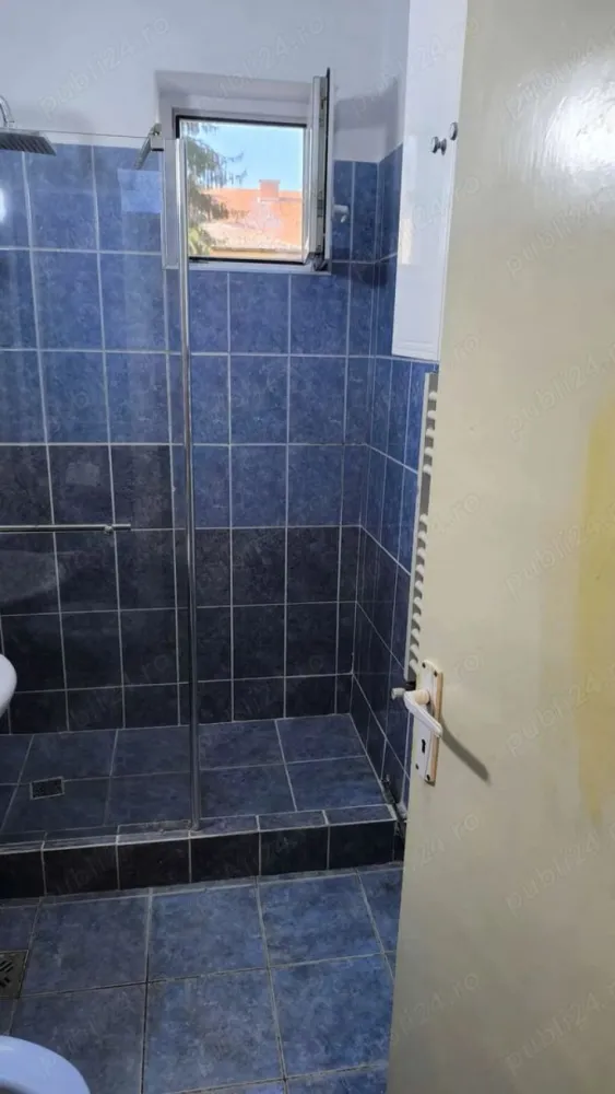 Vând apartament doua camere decomandate zona centrala - Satu Mare, zona centrală, la 250m de parcul central etaj 1 într-un bloc cu parter si 3 etaje Suprafață: 48 mp Preț: 80.000 Compartimentare: - 2 camere decomandate - bucătărie separată cu cămară - baie cu duș și geam de aerisire - hol cu o mică debara - boxă exterioară in curte - balcon Dotări: - centrală termică proprie - geamuri termopan - izolație exterioară - aer condiționat Gata de mutat sau ideal pentru investiție