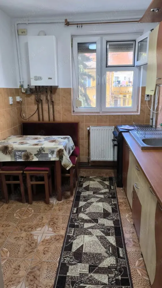 Vând apartament doua camere decomandate zona centrala
