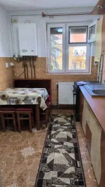 Vând apartament doua camere decomandate zona centrala