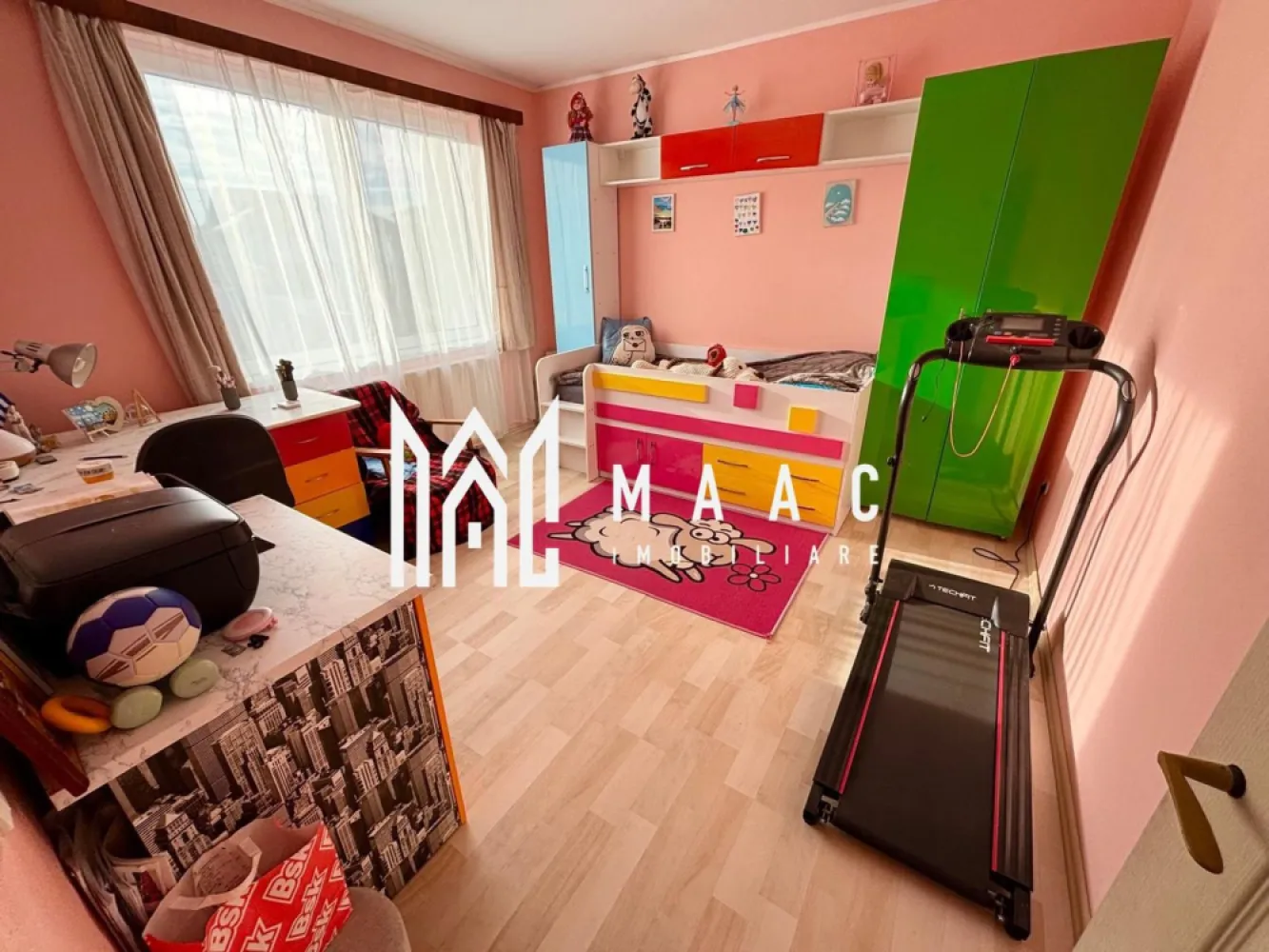 Casă tip înșiruită | 117Mp utili | 136 Mp teren | Arhitectilor - Casă tip înșiruită | 116,52 mp utili | 136 mp teren | 2 locuri parcare | Strada Daniel Renard – Calea Cisnădiei Maac Imobiliare prezintă spre vânzare o casă tip înșiruită, situată pe strada Daniel Renard, într-o zonă liniștită și exclusiv rezidențială, formată doar din case. Proprietatea are o suprafață utilă de 116,52 mp și un teren de 136 mp, oferind un spațiu generos și bine compartimentat, ideal pentru o familie. Compartimentare Parter: Living luminos cu bucătărie open space și ieșire directă în curte Baie de serviciu Debara Etaj: 2 dormitoare spațioase Baie cu cadă și geam pentru aerisire naturală 2 balcoane Mansardă: Spațiu open space, cu posibilitatea de amenajare a unui dormitor și a unei băi (instalațiile sunt deja pregătite) Casa se vinde mobilată și utilată, dispune de 2 locuri de parcare, iar zona oferă liniște, intimitate și acces facil către oraș. Strada este pavată, cu vecini civilizați și construcții noi. Video de prezentare disponibil la cerere. Pentru mai multe informații și programări la vizionare, vă rugăm să menționați ID anunț: CP2785491. }}