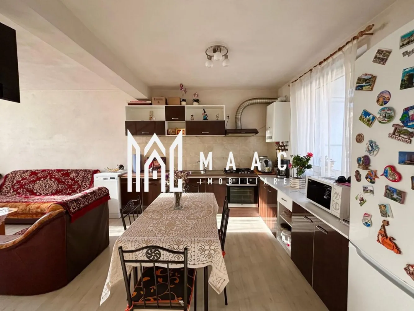 Casă tip înșiruită | 117Mp utili | 136 Mp teren | Arhitectilor - Casă tip înșiruită | 116,52 mp utili | 136 mp teren | 2 locuri parcare | Strada Daniel Renard – Calea Cisnădiei Maac Imobiliare prezintă spre vânzare o casă tip înșiruită, situată pe strada Daniel Renard, într-o zonă liniștită și exclusiv rezidențială, formată doar din case. Proprietatea are o suprafață utilă de 116,52 mp și un teren de 136 mp, oferind un spațiu generos și bine compartimentat, ideal pentru o familie. Compartimentare Parter: Living luminos cu bucătărie open space și ieșire directă în curte Baie de serviciu Debara Etaj: 2 dormitoare spațioase Baie cu cadă și geam pentru aerisire naturală 2 balcoane Mansardă: Spațiu open space, cu posibilitatea de amenajare a unui dormitor și a unei băi (instalațiile sunt deja pregătite) Casa se vinde mobilată și utilată, dispune de 2 locuri de parcare, iar zona oferă liniște, intimitate și acces facil către oraș. Strada este pavată, cu vecini civilizați și construcții noi. Video de prezentare disponibil la cerere. Pentru mai multe informații și programări la vizionare, vă rugăm să menționați ID anunț: CP2785491. }}