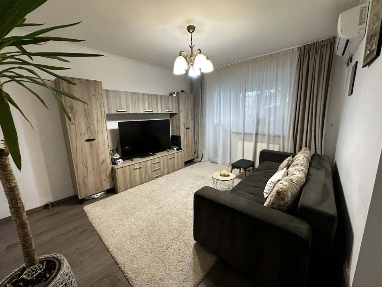 Apartament de vanzare - Apartamentul este situat la etajul 2 din 2 și are 3 camere decomandate.Pod accesibil pt depozitare si acoperiș,acesta dispune de o bucătărie modernă cu finisaje albe, dotata cu: cuptor, plita , hota si masina de spalat vase, baie cu, cada si o debara .Livingul este luminos,avand acces pe balcon( modern si inchis cu geamuri termopan), cu feronerie moderna și podea din parchet laminat.Dormitorul și camera copiilor au și ele pardoseală din lemn, oferind un aspect cald și primitor. Geamuri termopan si jaluzelele . Locația este ideală, fiind aproape de magazine alimentare precum și benzinării.În apropiere se află parcuri frumoase pentru relaxare. Ai acces facil la transport în comun, iar stația este la doar câțiva pași. Nu rata ocazia de a viziona acest apartament! Programează o vizionare pentru a descoperi toate avantajele acestui imobil.