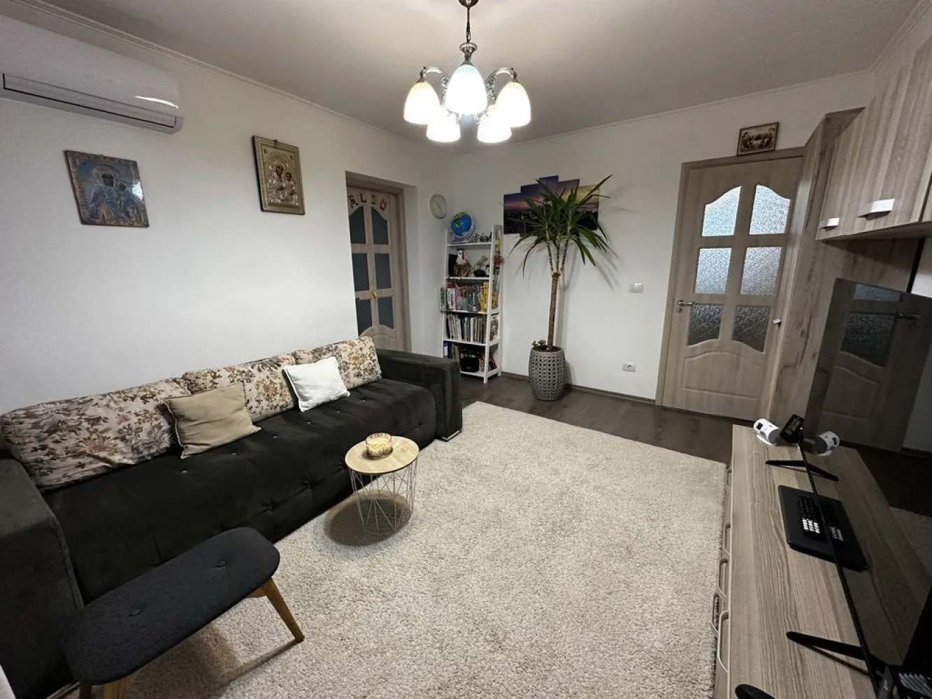 Apartament de vanzare - Apartamentul este situat la etajul 2 din 2 și are 3 camere decomandate.Pod accesibil pt depozitare si acoperiș,acesta dispune de o bucătărie modernă cu finisaje albe, dotata cu: cuptor, plita , hota si masina de spalat vase, baie cu, cada si o debara .Livingul este luminos,avand acces pe balcon( modern si inchis cu geamuri termopan), cu feronerie moderna și podea din parchet laminat.Dormitorul și camera copiilor au și ele pardoseală din lemn, oferind un aspect cald și primitor. Geamuri termopan si jaluzelele . Locația este ideală, fiind aproape de magazine alimentare precum și benzinării.În apropiere se află parcuri frumoase pentru relaxare. Ai acces facil la transport în comun, iar stația este la doar câțiva pași. Nu rata ocazia de a viziona acest apartament! Programează o vizionare pentru a descoperi toate avantajele acestui imobil.