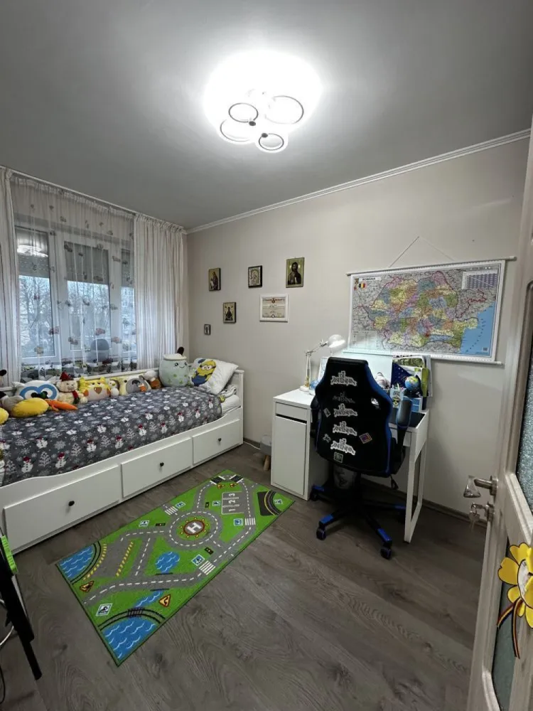 Apartament de vanzare - Apartamentul este situat la etajul 2 din 2 și are 3 camere decomandate.Pod accesibil pt depozitare si acoperiș,acesta dispune de o bucătărie modernă cu finisaje albe, dotata cu: cuptor, plita , hota si masina de spalat vase, baie cu, cada si o debara .Livingul este luminos,avand acces pe balcon( modern si inchis cu geamuri termopan), cu feronerie moderna și podea din parchet laminat.Dormitorul și camera copiilor au și ele pardoseală din lemn, oferind un aspect cald și primitor. Geamuri termopan si jaluzelele . Locația este ideală, fiind aproape de magazine alimentare precum și benzinării.În apropiere se află parcuri frumoase pentru relaxare. Ai acces facil la transport în comun, iar stația este la doar câțiva pași. Nu rata ocazia de a viziona acest apartament! Programează o vizionare pentru a descoperi toate avantajele acestui imobil.