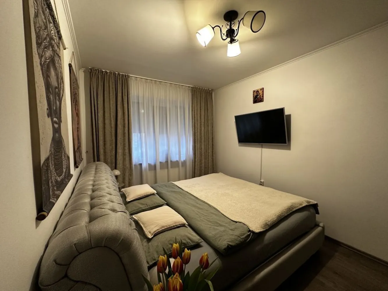 Apartament de vanzare - Apartamentul este situat la etajul 2 din 2 și are 3 camere decomandate.Pod accesibil pt depozitare si acoperiș,acesta dispune de o bucătărie modernă cu finisaje albe, dotata cu: cuptor, plita , hota si masina de spalat vase, baie cu, cada si o debara .Livingul este luminos,avand acces pe balcon( modern si inchis cu geamuri termopan), cu feronerie moderna și podea din parchet laminat.Dormitorul și camera copiilor au și ele pardoseală din lemn, oferind un aspect cald și primitor. Geamuri termopan si jaluzelele . Locația este ideală, fiind aproape de magazine alimentare precum și benzinării.În apropiere se află parcuri frumoase pentru relaxare. Ai acces facil la transport în comun, iar stația este la doar câțiva pași. Nu rata ocazia de a viziona acest apartament! Programează o vizionare pentru a descoperi toate avantajele acestui imobil.