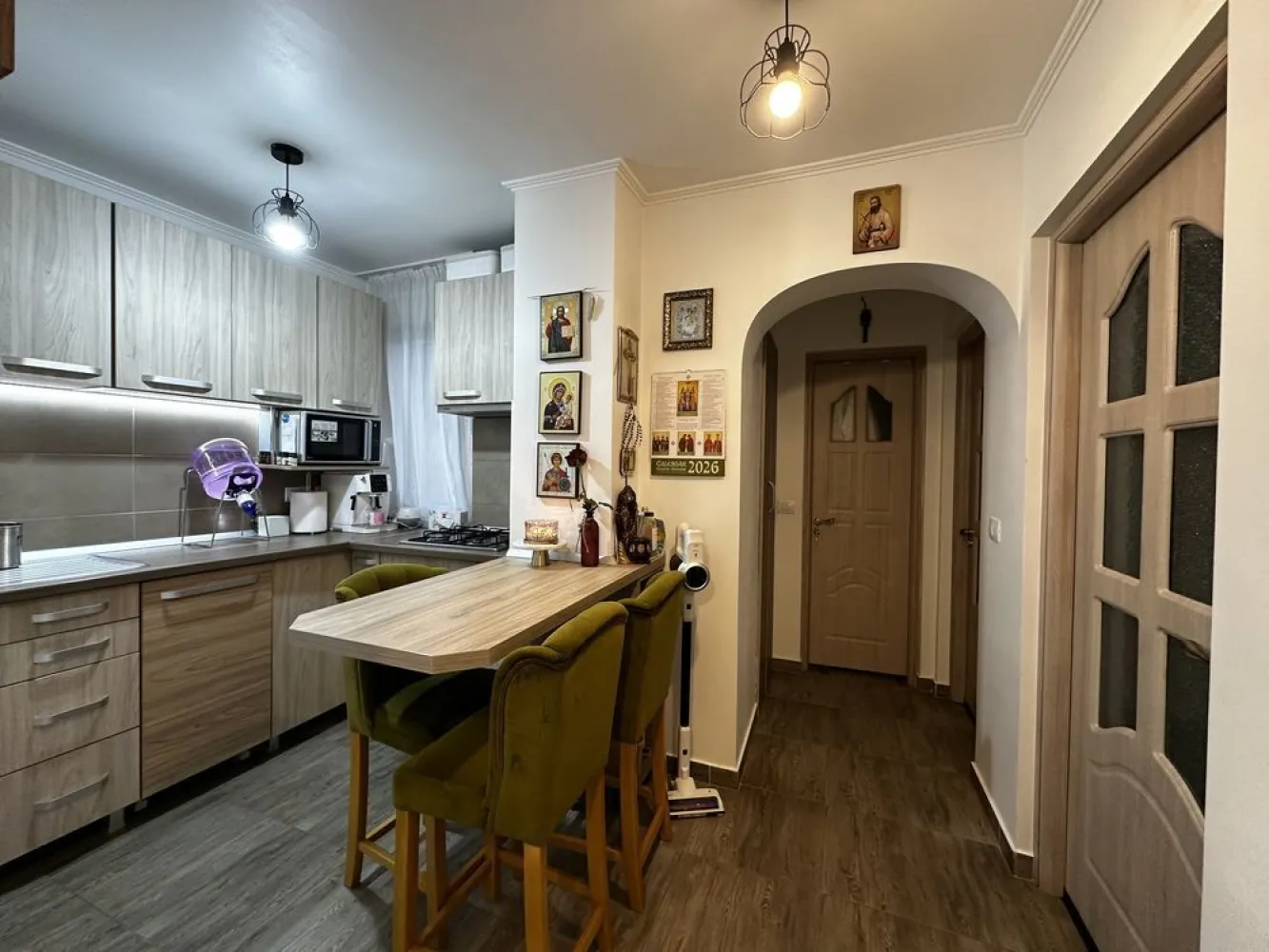 Apartament de vanzare - Apartamentul este situat la etajul 2 din 2 și are 3 camere decomandate.Pod accesibil pt depozitare si acoperiș,acesta dispune de o bucătărie modernă cu finisaje albe, dotata cu: cuptor, plita , hota si masina de spalat vase, baie cu, cada si o debara .Livingul este luminos,avand acces pe balcon( modern si inchis cu geamuri termopan), cu feronerie moderna și podea din parchet laminat.Dormitorul și camera copiilor au și ele pardoseală din lemn, oferind un aspect cald și primitor. Geamuri termopan si jaluzelele . Locația este ideală, fiind aproape de magazine alimentare precum și benzinării.În apropiere se află parcuri frumoase pentru relaxare. Ai acces facil la transport în comun, iar stația este la doar câțiva pași. Nu rata ocazia de a viziona acest apartament! Programează o vizionare pentru a descoperi toate avantajele acestui imobil.