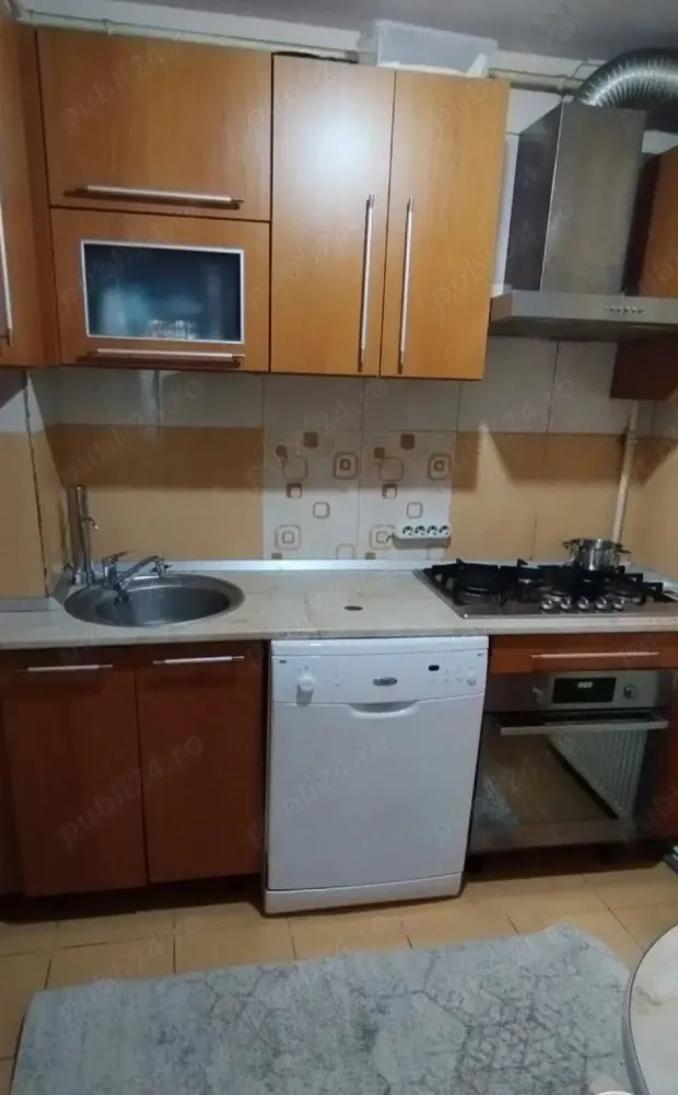 BRASADAS vinde ap 3 cam etaj 1/4 Carpati 1. - Agentia Imobiliara BRASADAS vinde apartament cu 3 camere decomandat in Carpati 1 etaj 1 In vecinatate: - [ ] Scoala Octavian Goga - [ ] Gradinita nr 11 - [ ] Magazine alimentare - [ ] Restaurant Tei - [ ] Kaufland si Lidl in curand Apartamentul este situat la etajul 1 are 52 mp si este format din 3 camere, bucatarie,baie si balcon. Se vinde partial mobilat. Www.brasadas.com.
