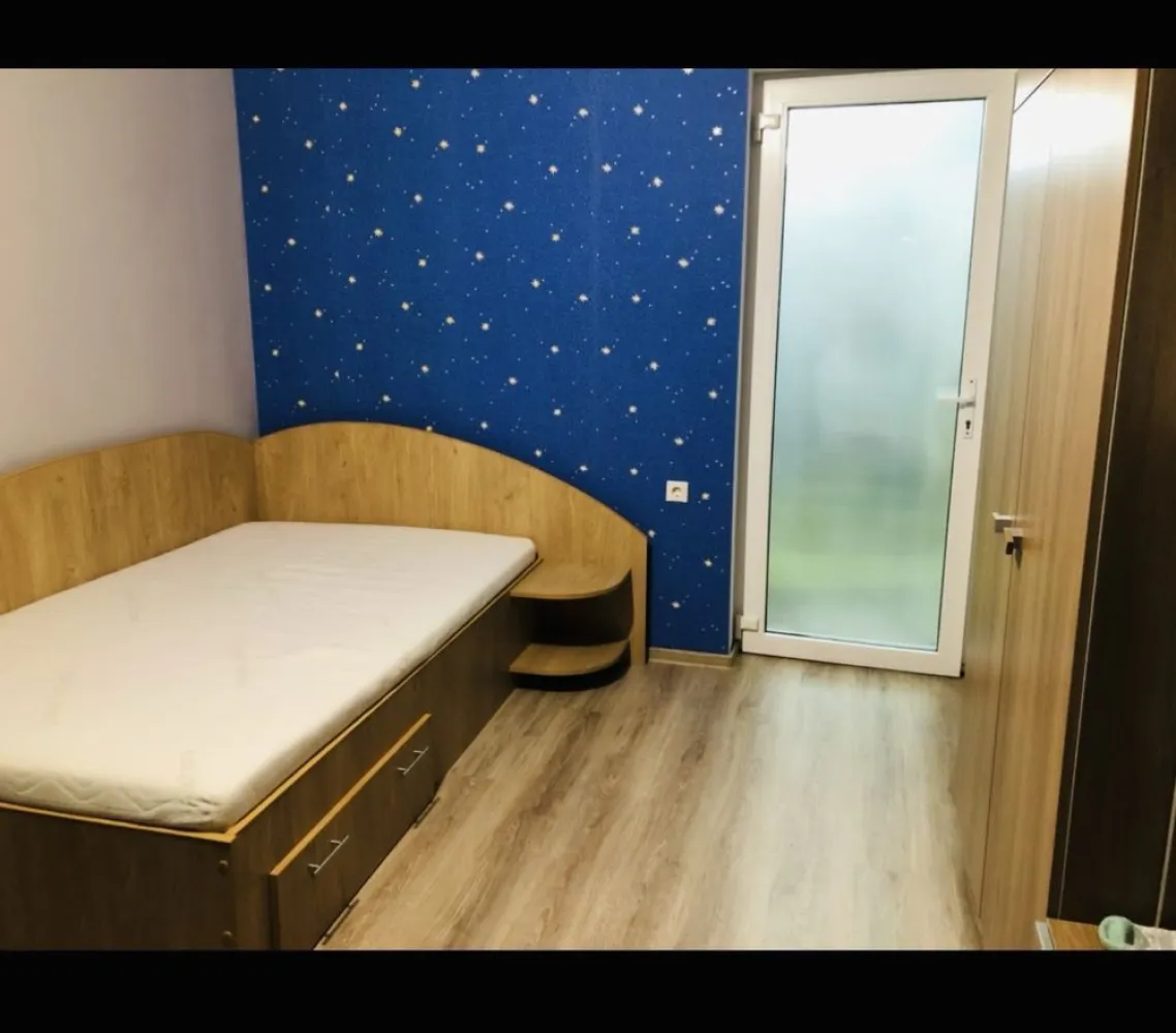 BRASADAS vinde ap 3 cam etajul 2/4 Bd. Traian. - Agentia Imobiliara BRASADAS vinde apartament cu 3 camere, cu o suprafata de 65 mp. situat la etajul 2/4 pe Calea Traian. Se vinde gata utilat și mobilat centrala nouă, aer condiționat, mașină de spălat rufe, mașină de spălat vase. Este decomandat. Livingul este luminos. Locatia este excelenta, aproape de centre culturale si de recreere, parcuri (grădina Romei). La 5 minute de mers pe jos pana la parcul central, restaurante. Transportul in comun este accesibil, facilitand deplasarile in oras. De asemenea, sunt scoli si grădinițe,ideal pentru familii sau studenti. Www.brasadas.com.